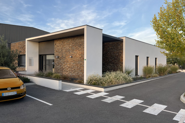 Entrée de la clinique vue depuis son parking